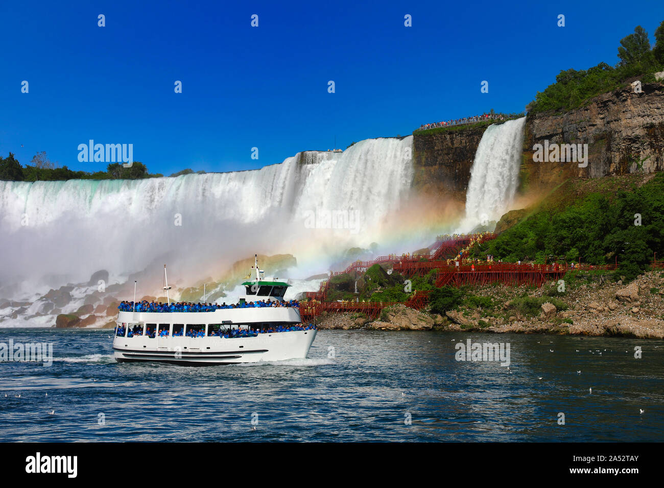 Touristen beobachten Niagara Falls vom Boot aus Stockfoto