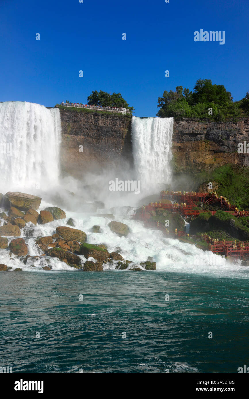 Touristen beobachten Niagara Falls auf der Beobachtung Schritte Stockfoto
