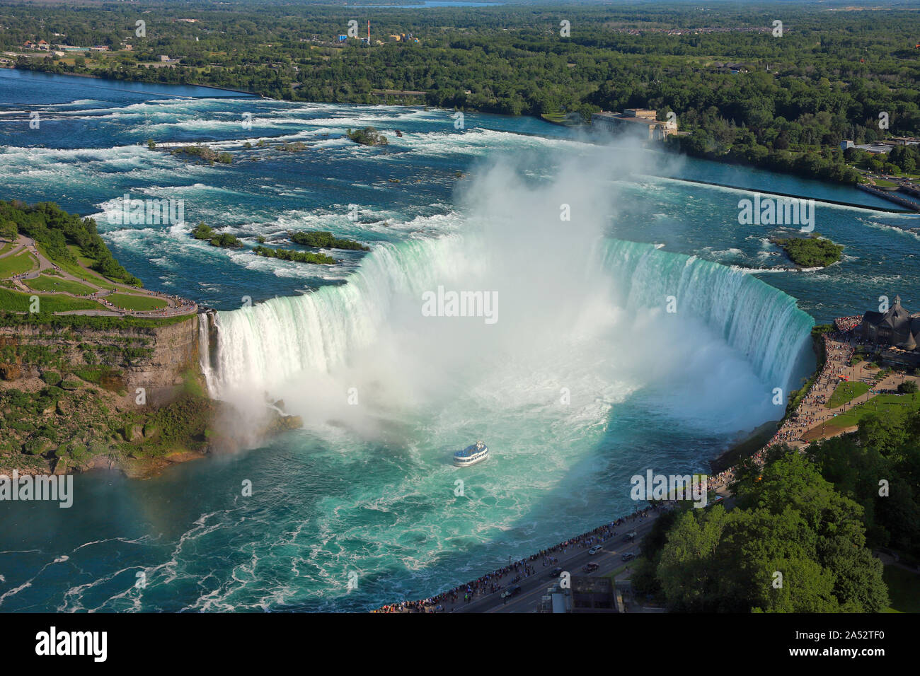 Der Blick auf die Horseshoe Fall mit Regenbogen, Niagara Falls, Ontario, Kanada Stockfoto
