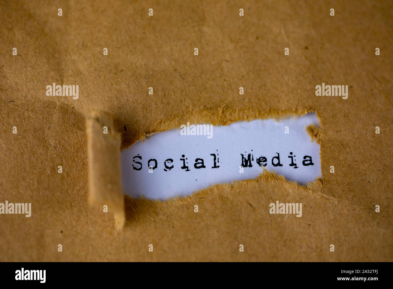 Der Text, Social Media, erscheint hinter zerrissen braunes Papier Stockfoto