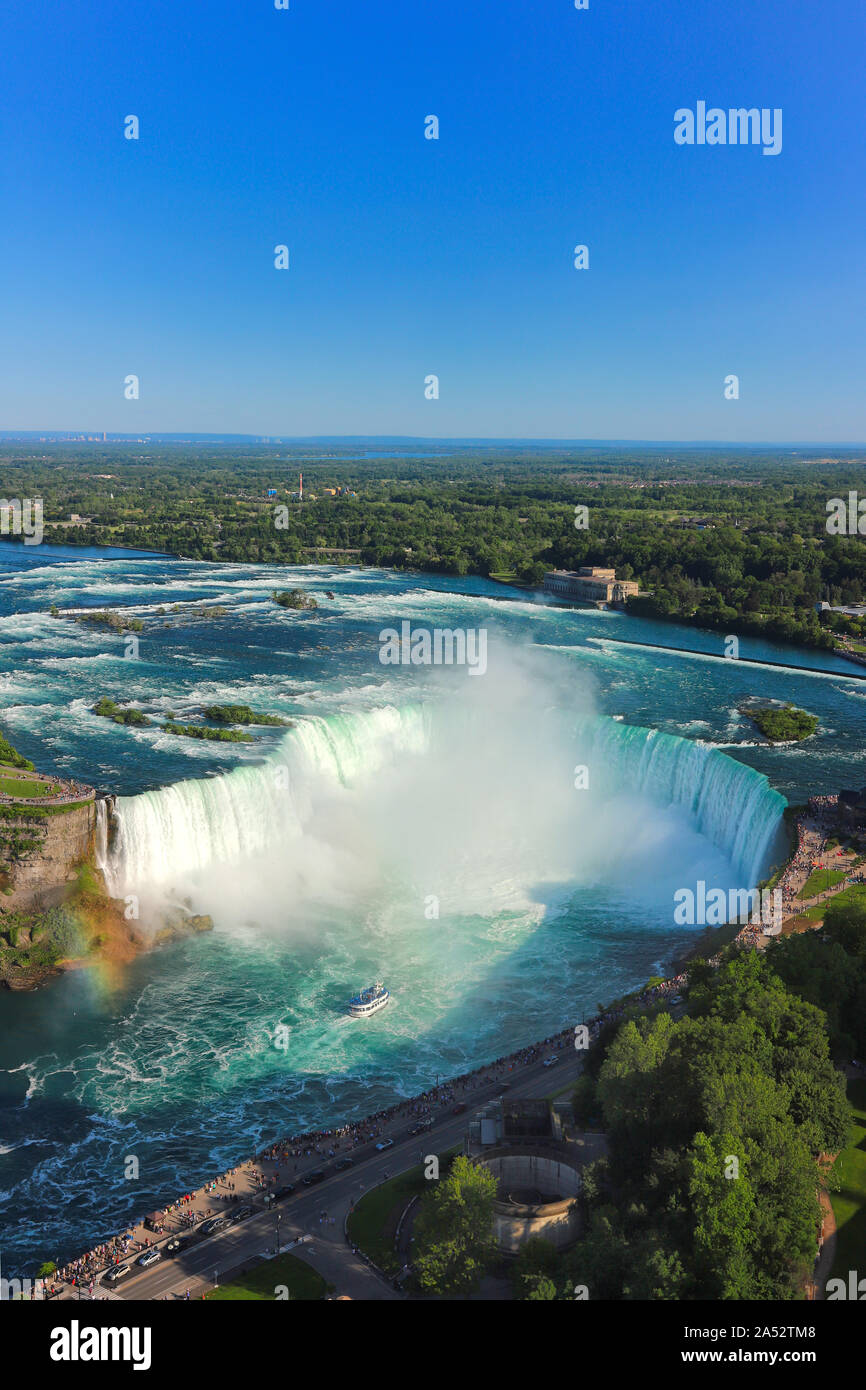 Der Blick auf die Horseshoe Fall mit Regenbogen, Niagara Falls, Ontario, Kanada Stockfoto