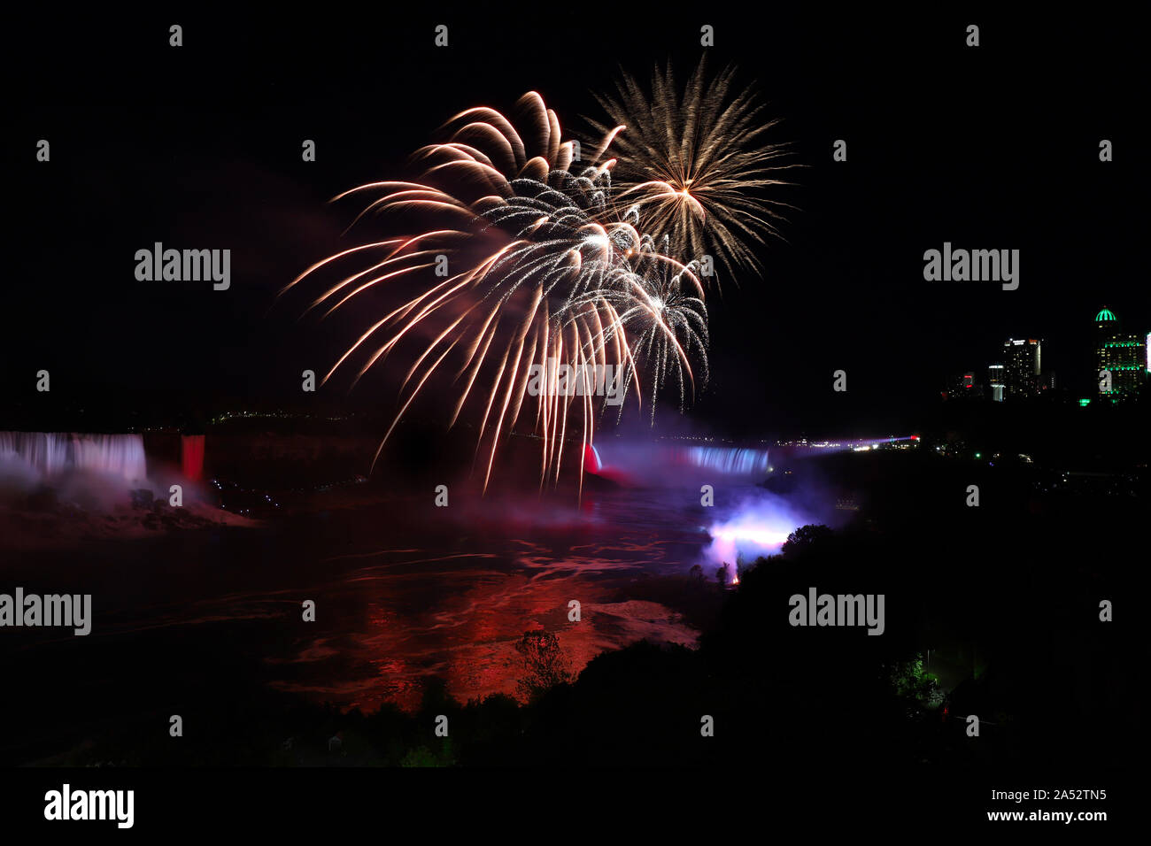 Spektakuläres Feuerwerk am Niagara Falls, Ontario, Kanada Stockfoto