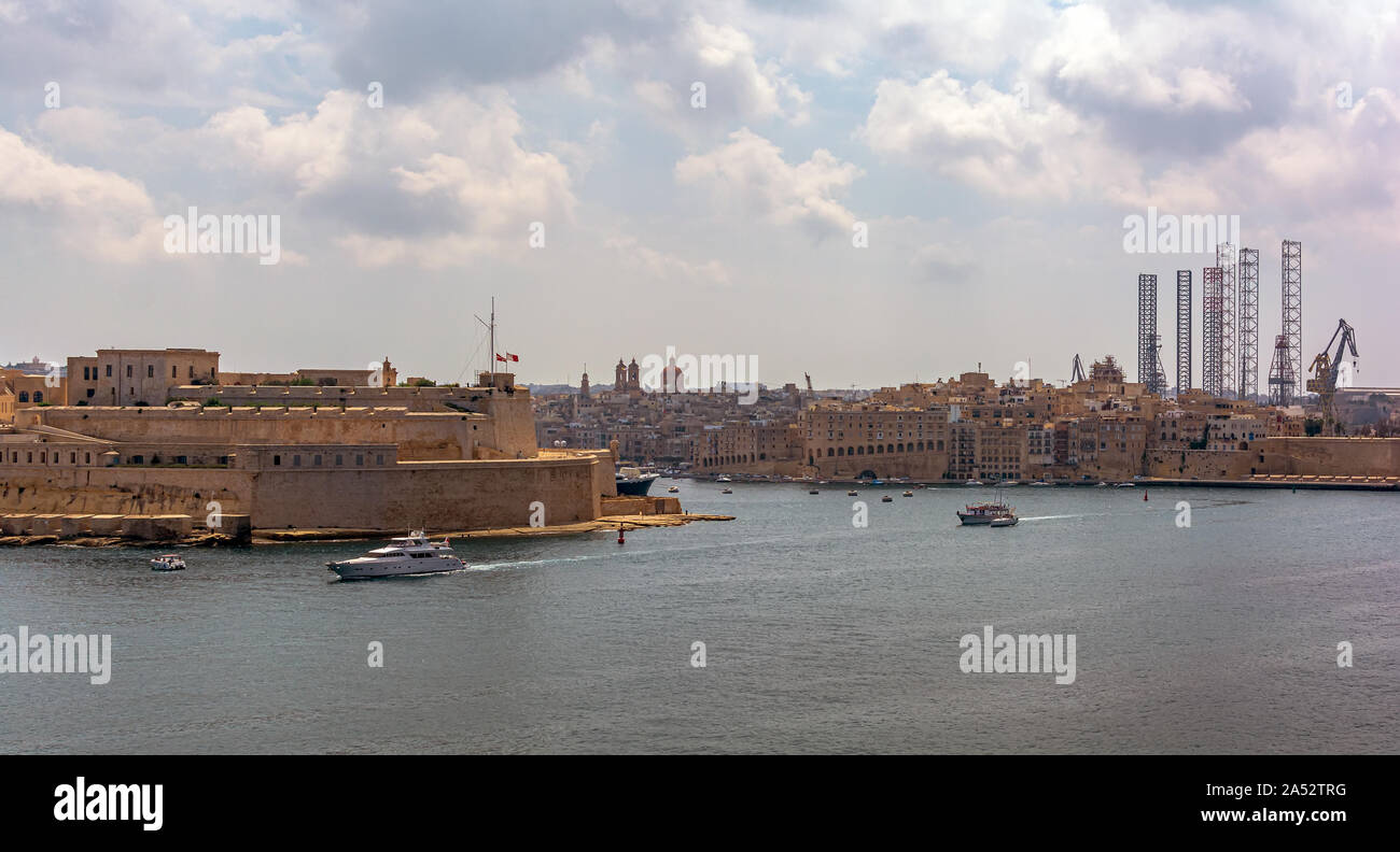 Blick auf das Fort St. Angelo, das ist ein geschützten fort in Birgu (Vittoriosa) und an die Stadt Senglea (Isla) von Valletta, Malta. Stockfoto