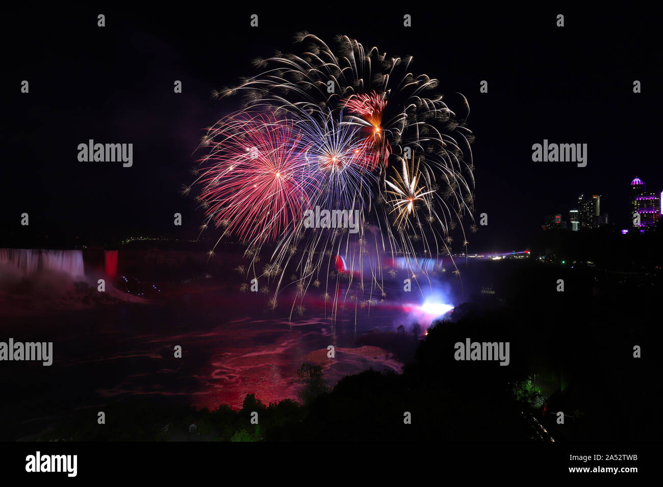 Spektakuläres Feuerwerk am Niagara Falls, Ontario, Kanada Stockfoto