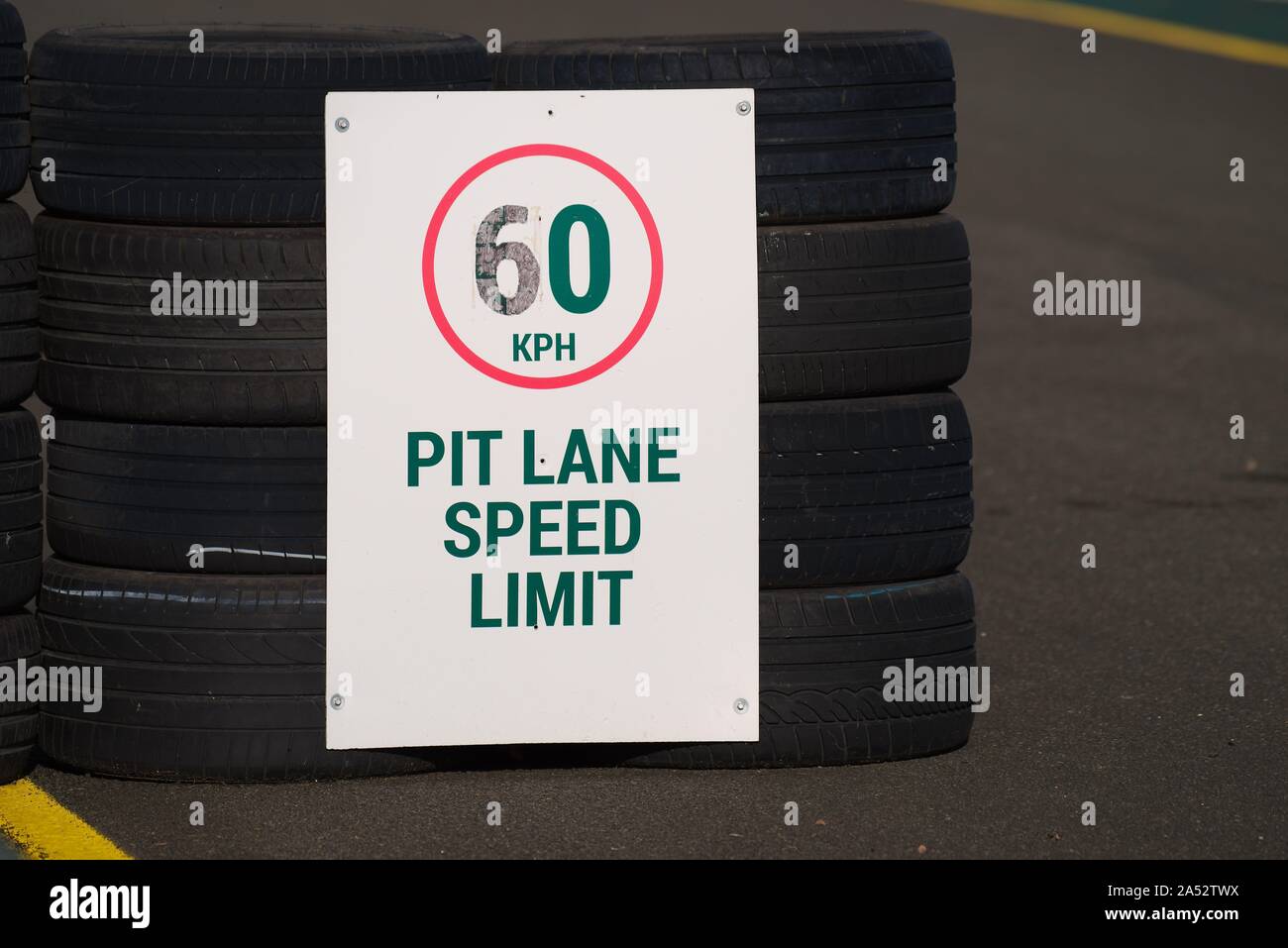 Dalton auf T-Stücke, England, 12. Oktober 2019. Reifen und Boxengasse Tempolimit board im Croft Stromkreis Stockfoto
