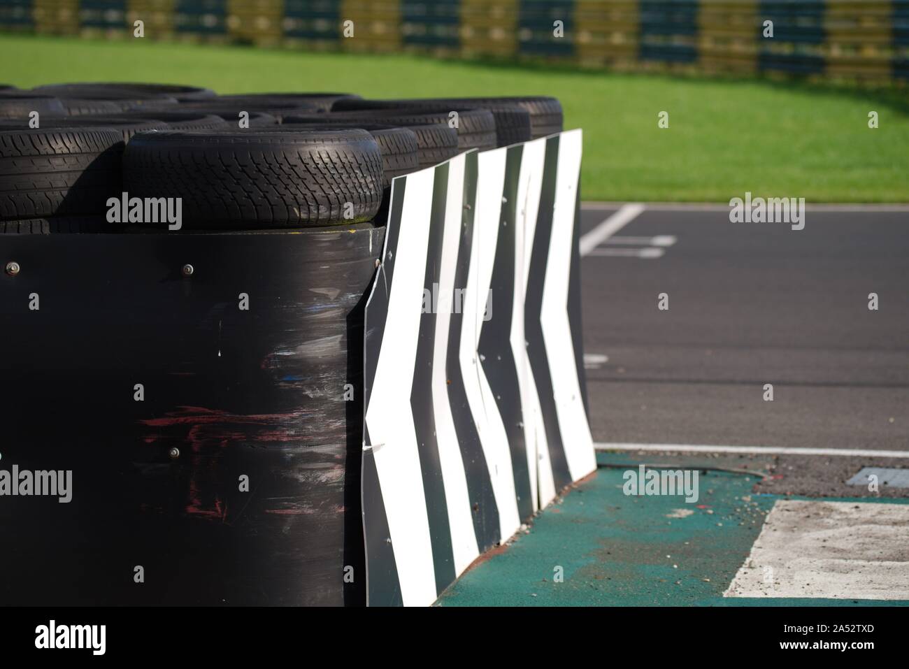 Dalton auf T-Stücke, England, 12. Oktober 2019. Reifen Wand- und Winkel am Eingang der Croft Stromkreis Pit Lane. Stockfoto