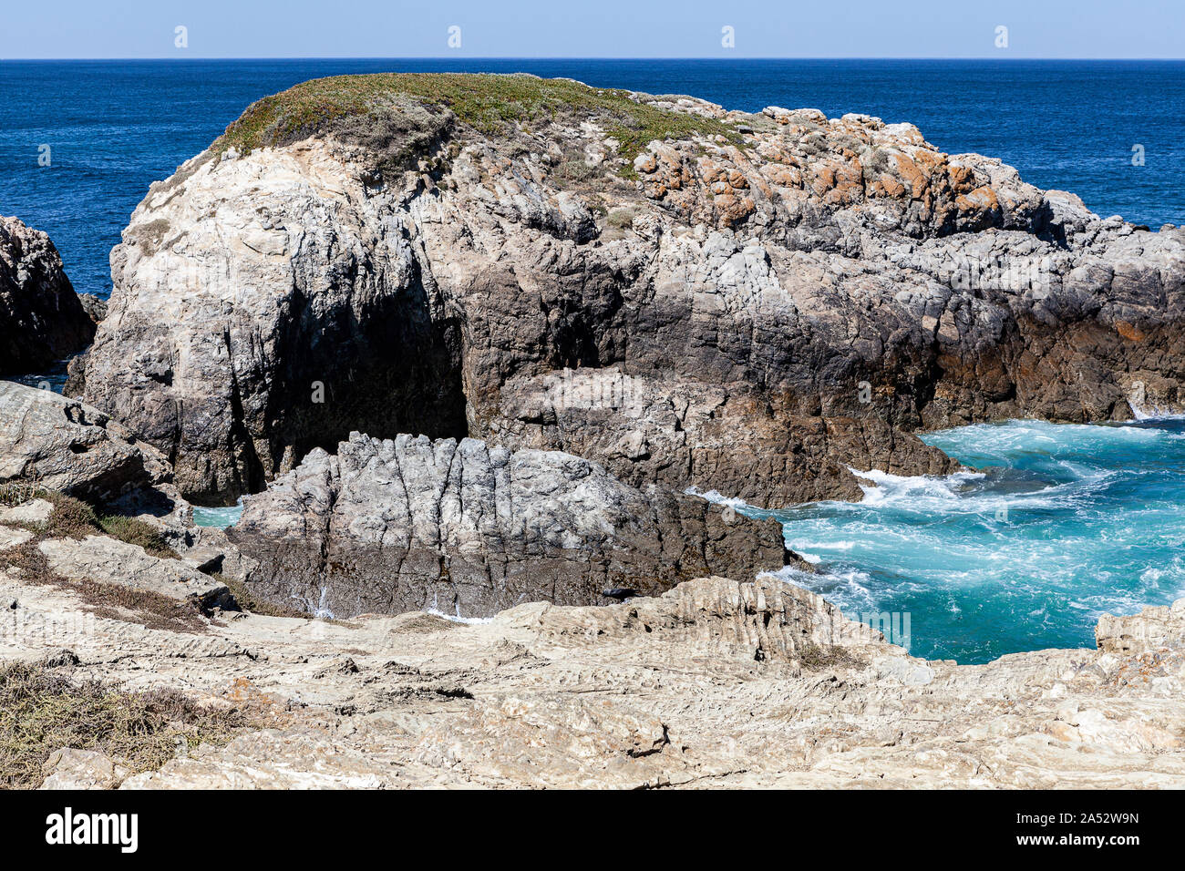 Route der Fischer, im Südwesten von Portugal entfernt, mit seinen Felsformationen und kristallklarem Meer. Stockfoto