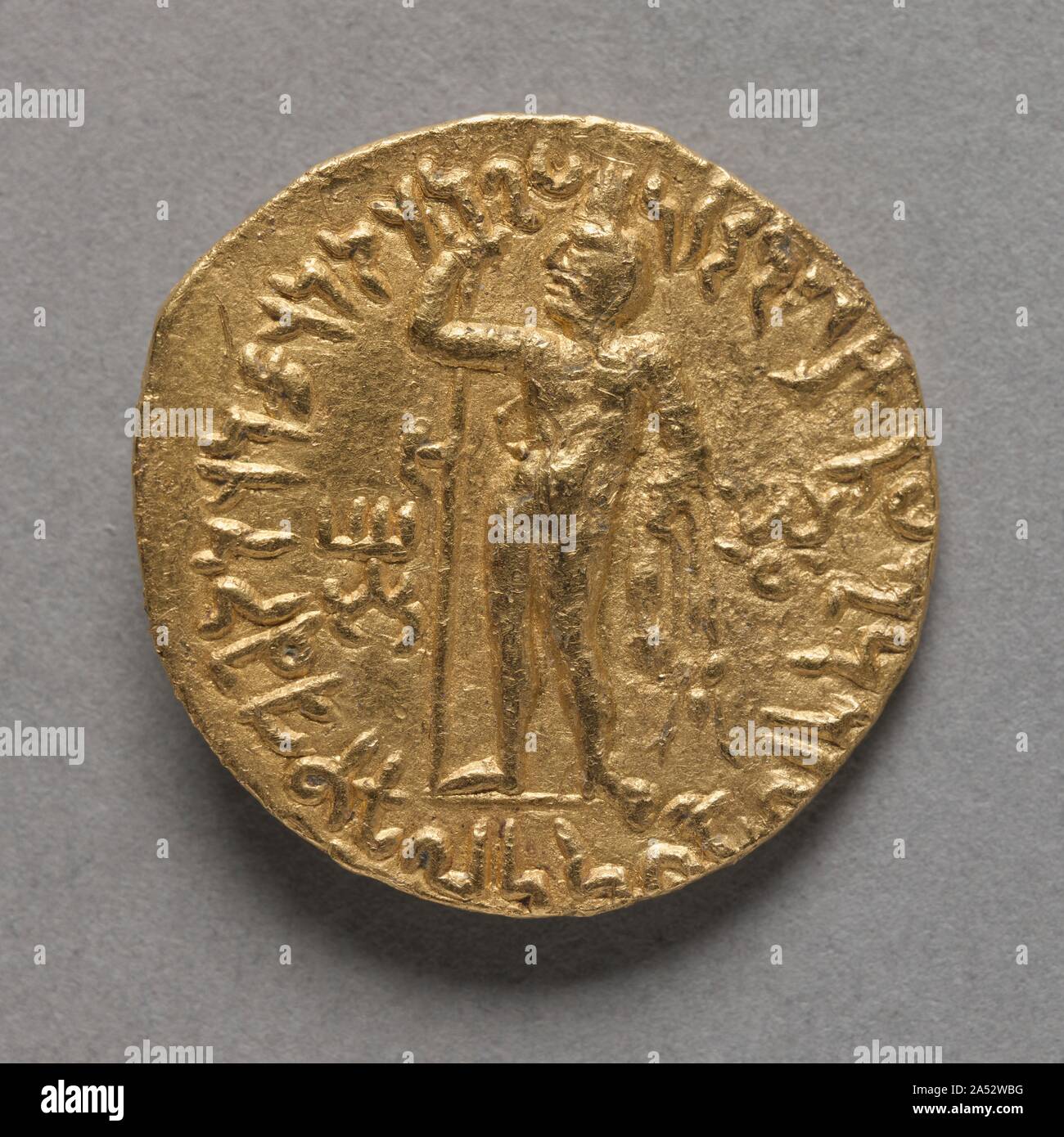 Vima Kadphises (rückwärts), Mitte 1. Jahrhundert-78 AD. Dieses gold Münze stellt die Herrschaften der Kuschana Herrscher, Vima Kadphises. Die Münze trägt ein Porträt des Herrschers auf der Vorderseite und verschiedenen Gottheiten auf der Rückseite. Es ist durch eine Inschrift in Kharosthi, die Sprache im Nordwesten Indiens während der kuschan Zeitraum identifiziert. Stockfoto