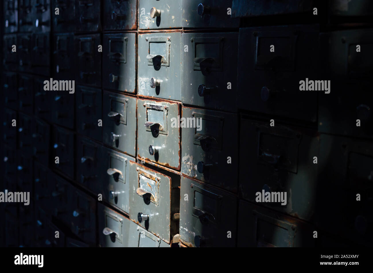 Verschlissene alte Schließfächer. Stockfoto