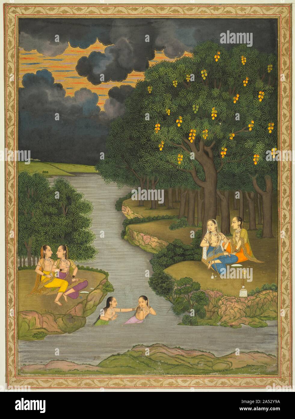 Frauen genießen Sie den Fluss am Wald &#x2019;s Edge, C. 1765. Das Bild der jungen Frauen zu spielen, in Verbindung mit Wasser und die Früchte der Bäume, wie diese Mango, hat in der indischen Kunst verwendet, die die Idee von Wohlstand und Überfluß zu signalisieren. Regen Wolken Ansatz, wird das Land nähren. Die Paare von Frauen an den Ufern probe Parfums, und vor ihnen Schalen der Blätter erscheinen Jasminblüten für das Schmücken das Haar zu halten. Eine Frau raucht eine Shisha und sieht sich als zwei Gefährten in den Bach tummeln. Der Palast &#x2019;s weißer Marmor Gebäude sind kaum im Fernen dista angezeigt Stockfoto