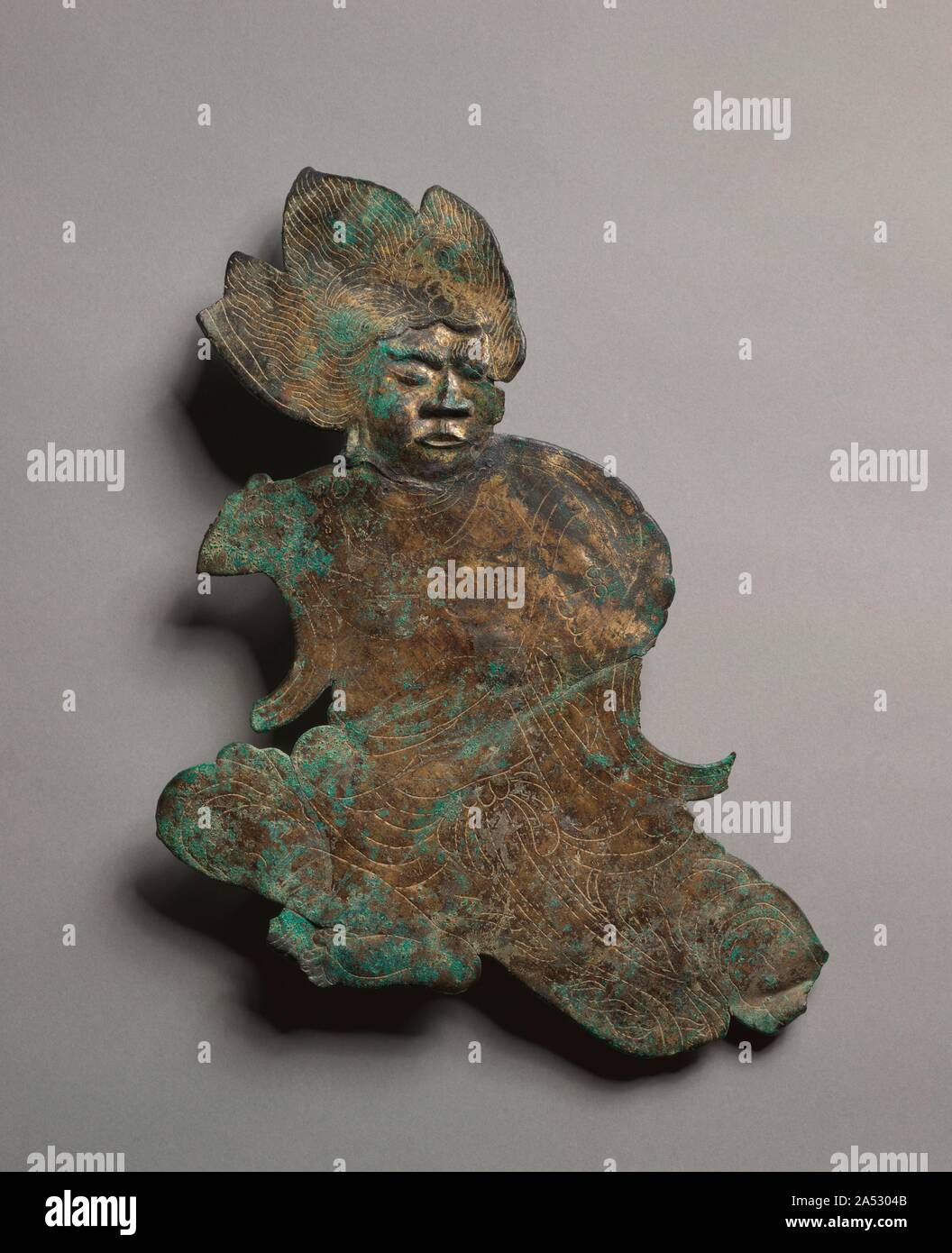 Zao Gongen, 1100-1185. Zao Gongen ist die Gottheit des Mount Kinpu, in der yoshino Berge südlich von Nara. Seine Ikonographie ist auf Buddhistischen guardian zahlen, ein passender Vorwand für die Beschützer der Shugendo, ein Shinto-Buddhist Kult zu asketischen Praktiken und Anbetung gewidmet. Dieses Fragment wird aus einem votive Spiegel eine kakebotoke mit Beschlägen an der Spitze, durch die ein Kabel verwendet werden könnte, es zu hängen. Stockfoto