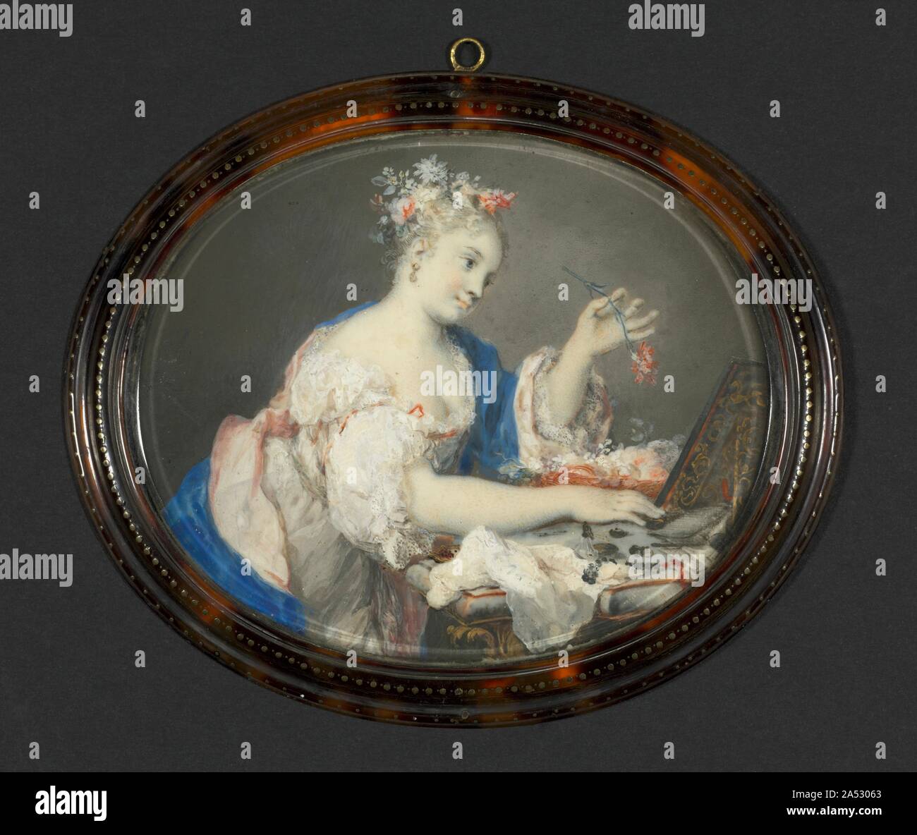 Eine Frau, Blumen im Haar, C. 1710. Wissenschaftler sind sich einig, dass sie Rosalba Carriera (1675-1757) die Kunst der Malerei Miniaturen auf Elfenbein entwickelt, an die Stelle der traditionellen Unterstützung von Pergament, einem feinen Haut. Zwar wurde sie berühmt als Pastell Maler, in ihrer frühen Karriere Carriera elfenbein Schnupftabak-Kästen, Behältern pulverisiertem Tabak um bis schnüffeln die Nasenlöcher - für Touristen zu halten gestaltet. Diese Miniatur wahrscheinlich diente als Deckel zu einem Schnupftabak, durch seine elliptische Form im Gegensatz zu den ovalen oder gelegentlich runde Formen der meisten anderen Miniaturen. Obwohl Maler Stockfoto