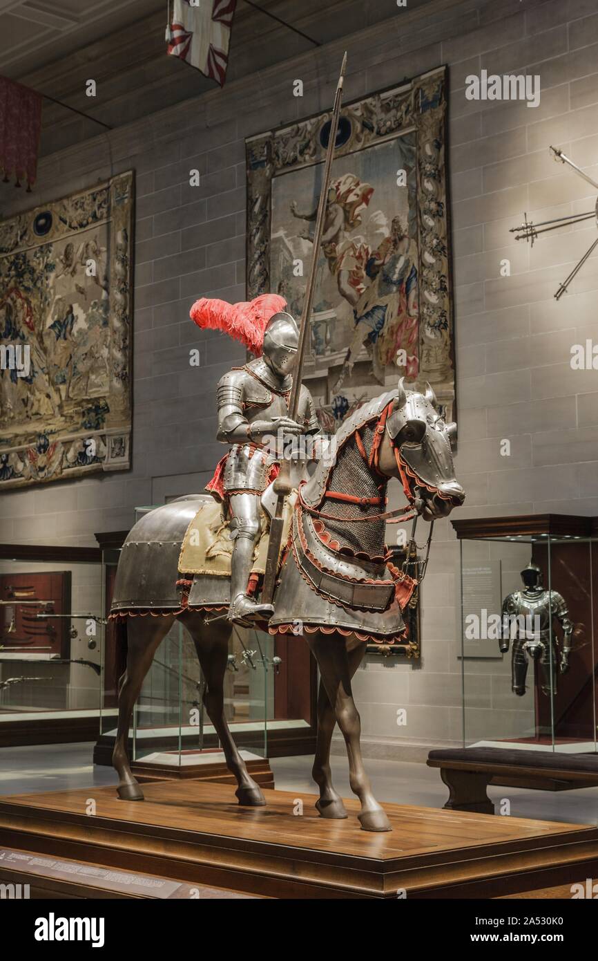 Rüstung für Mensch und Pferd mit V&#xf6;LZ-Colonna Arme, C. 1575. Ein Ritter auf seinem Pferd hing sowohl als Waffe und als Mittel der Verteidigung. Er hatte daher sorgfältig darauf achten, die seinem Ladegerät zu schützen. Von der 1100er auf, Ritter ersten bedeckten ihre rösser im Abfangen von Stoff und später von Mail. Durch die um 1400, volle Stahlplatte Rüstung für Pferde war komplett. Es ist möglich, dass diese Rüstung gemacht für Mensch und Pferd ursprünglich zu einem "Garnitur gehörte, "eine Rüstung mit mehrere benutzerdefinierte exchange Elemente, die die grundlegenden Klage zu verschiedenen Feld umwandeln könnte und sportlichen verwendet. Mit verschiedenen Pi Stockfoto