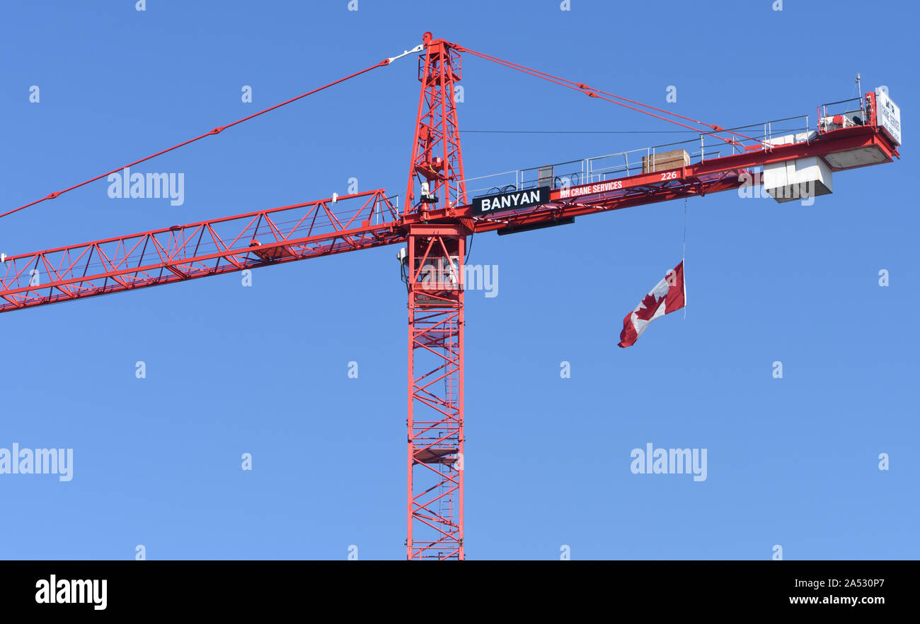 Die National Flag of Canada fliegt von einem Kran auf einer Baustelle. Victoria, British Columbia, Kanada. Stockfoto