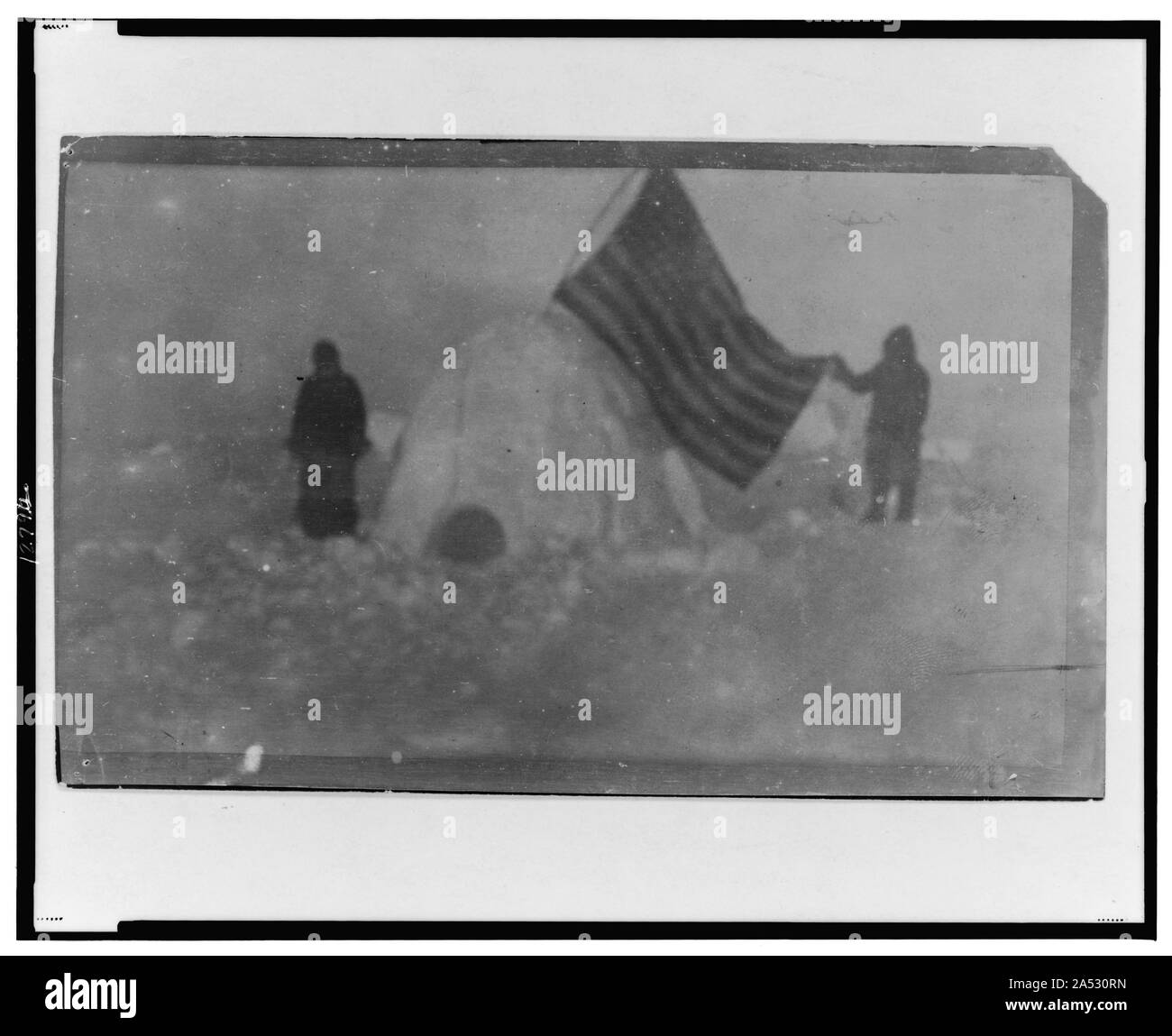 Zwei Mitglieder der Expedition Frederick Cook, mit US-Flagge klemmt im Iglu, an der Expedition camp site, Nordpol Stockfoto