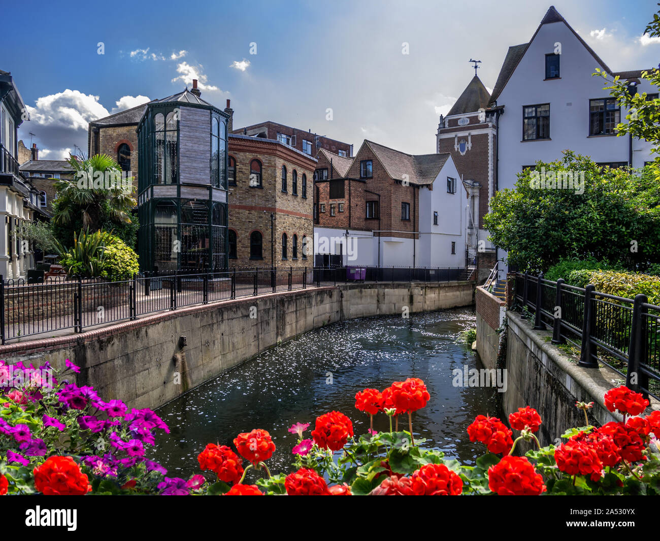 Schönen Sommer Szene in Kingstone upon Thames mit Canal Wasser unter den traditionellen Englischen Häuser an einem sonnigen Tag Stockfoto