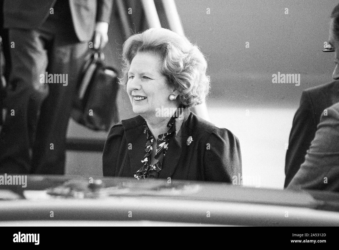 Die Premierministerin Margaret Thatcher am Londoner Flughafen Heathrow 1985 ankommen. Stockfoto