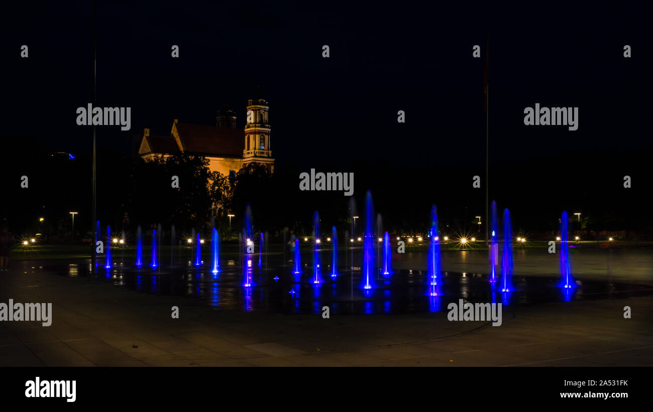 Bunte blau tanzenden Fontänen in einer City Square bei Nacht Stockfoto