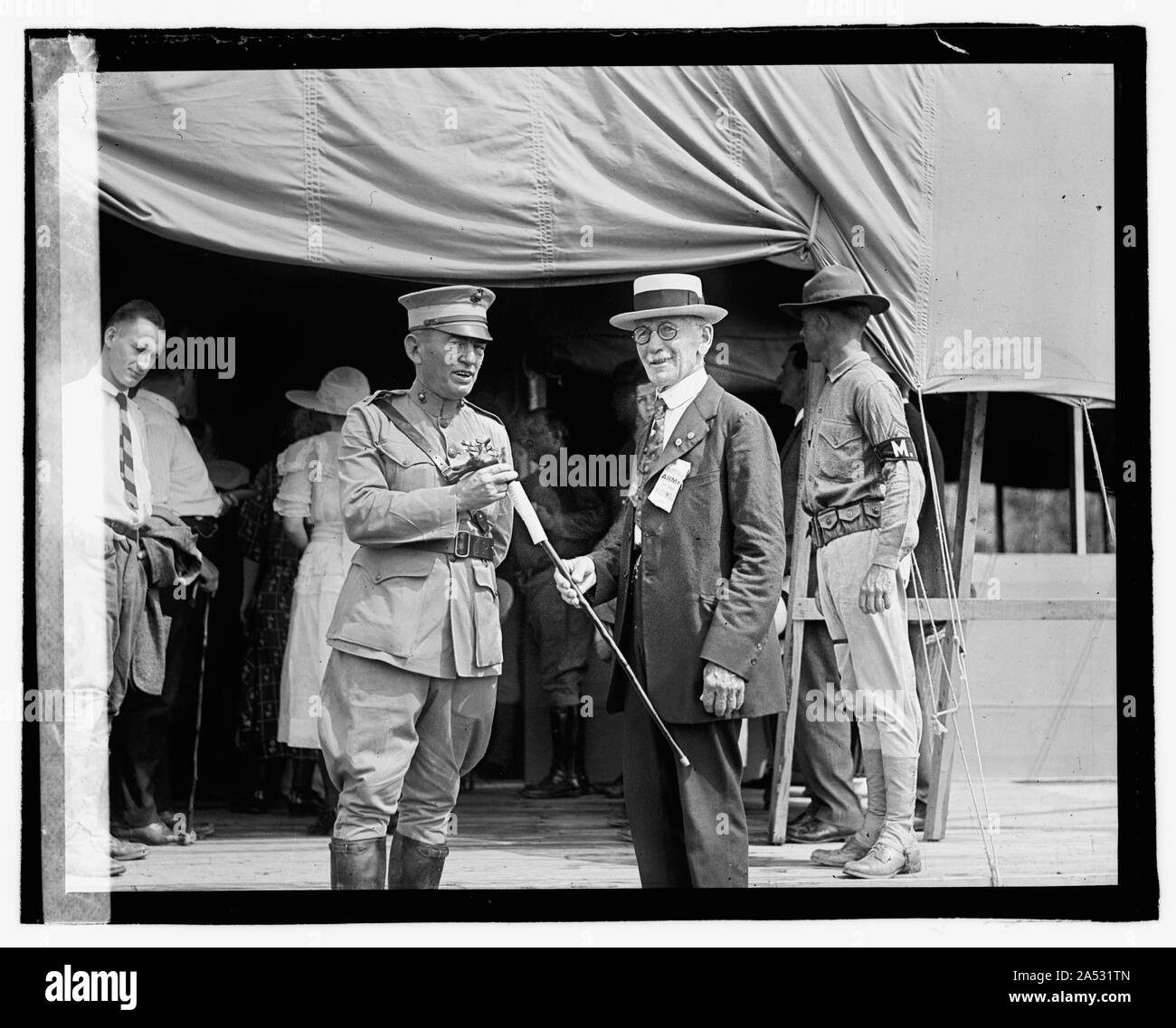 Zwei Männer außerhalb Zelt Gebäude Stockfoto