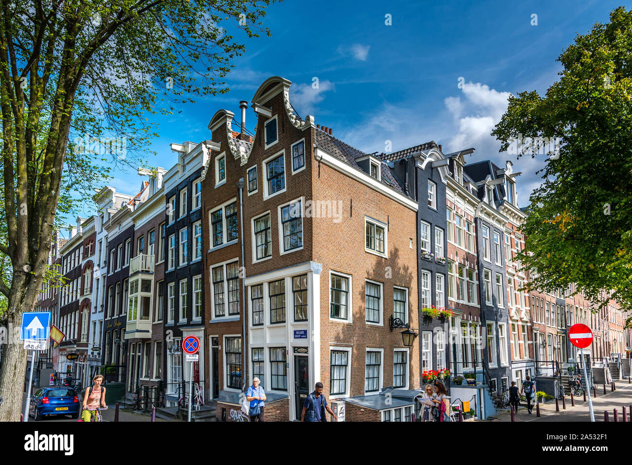 Schöne Ecke in Amsterdam zeigt die typische schmale Häuser mit der schräge Fassade. Stockfoto