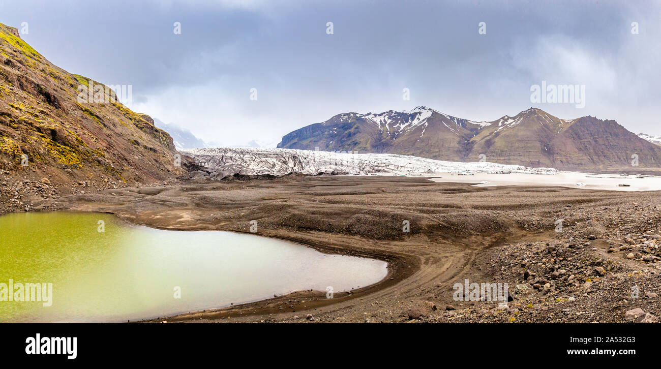 Skaftafellsjokull Gletscher mit Bergen und grünen See vor, Vatnajokul National Park, South Island Stockfoto