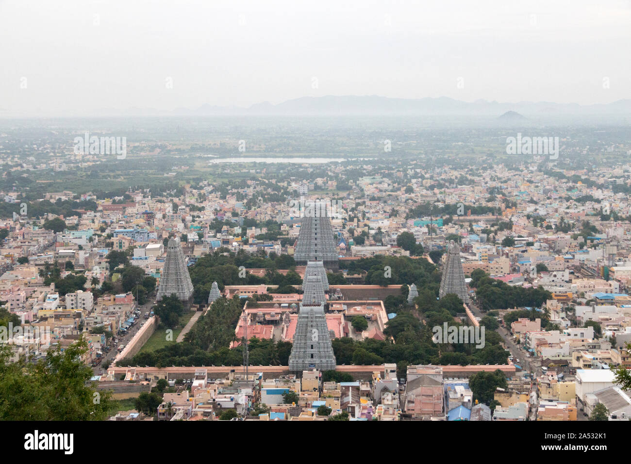 Gesamtansicht der Annamalaiyar Tempel aus Arunchalahill heiligen Berg Wandern im Sommer, Tiruvannamalai, Tamil Nadu, Indien 2019 Stockfoto