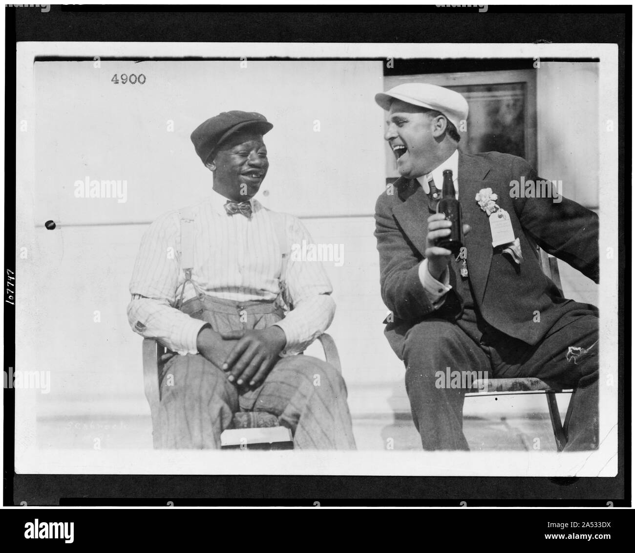 Zwei Männer, Sitz, drei Viertel Länge, Lachen Stockfoto