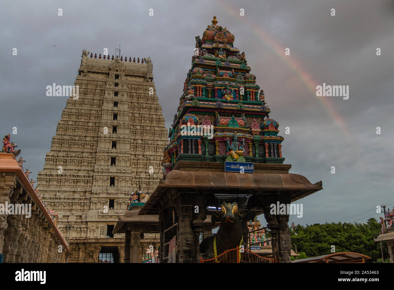 Eingang Turm und ein Denkmal des Annamalaiyar Tempel von Tiruvannamalai, Tamil Nadu, als einer der größten Tempel in Südindien in der Summ Stockfoto