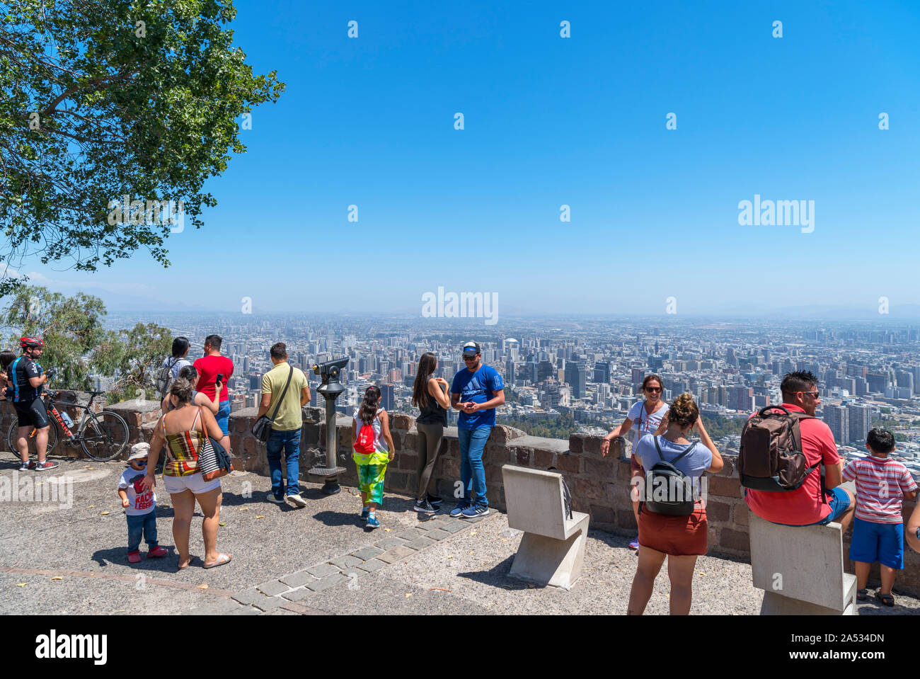 Blick auf die Stadt vom Gipfel des Cerro San Cristóbal San Cristóbal (Hügel), Santiago, Chile, Südamerika Stockfoto