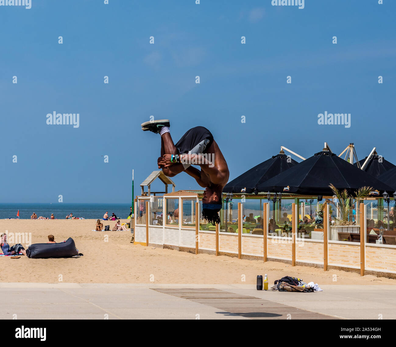 Den Haag Holland kann Street 2018 spiegeln Jungen auf dem Boulevard an der Nordsee strand Umklappen springen mit keine Hände Stockfoto