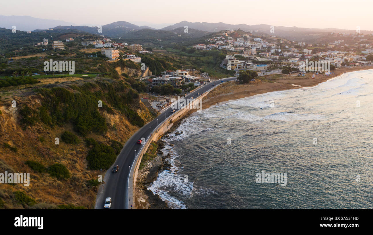 Aus der Vogelperspektive eine Küsten griechische Stadt bei Sonnenuntergang Stockfoto