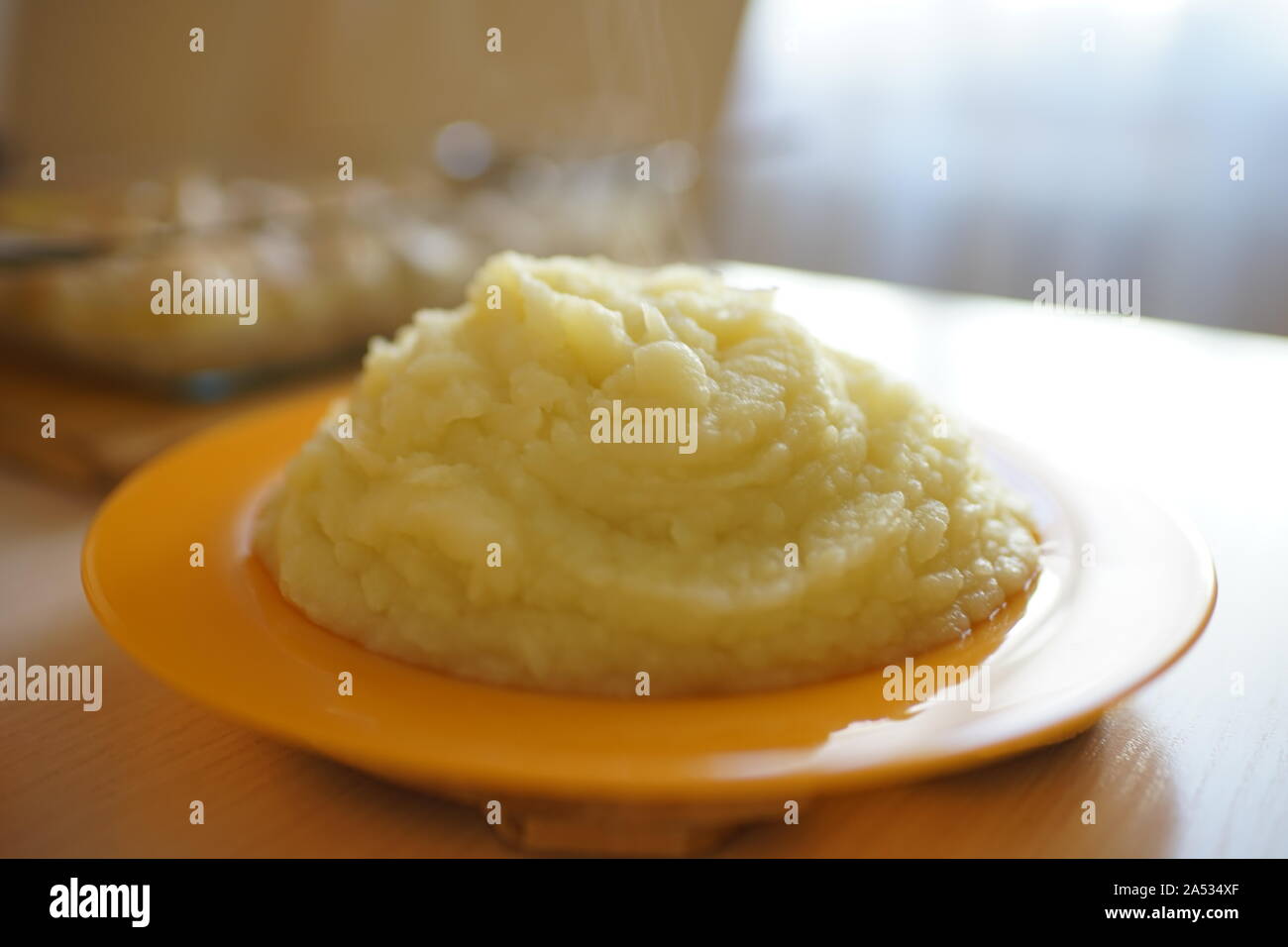 Kartoffelpüree in einem Teller auf dem Tisch Stockfoto