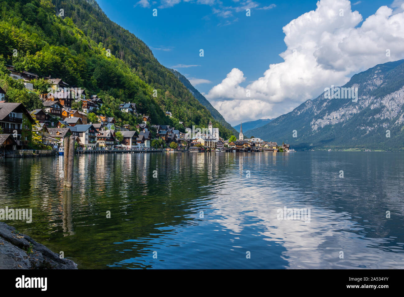 Eine andere Ansicht von Hallstatt und den See unter einem blauen Himmel Stockfoto