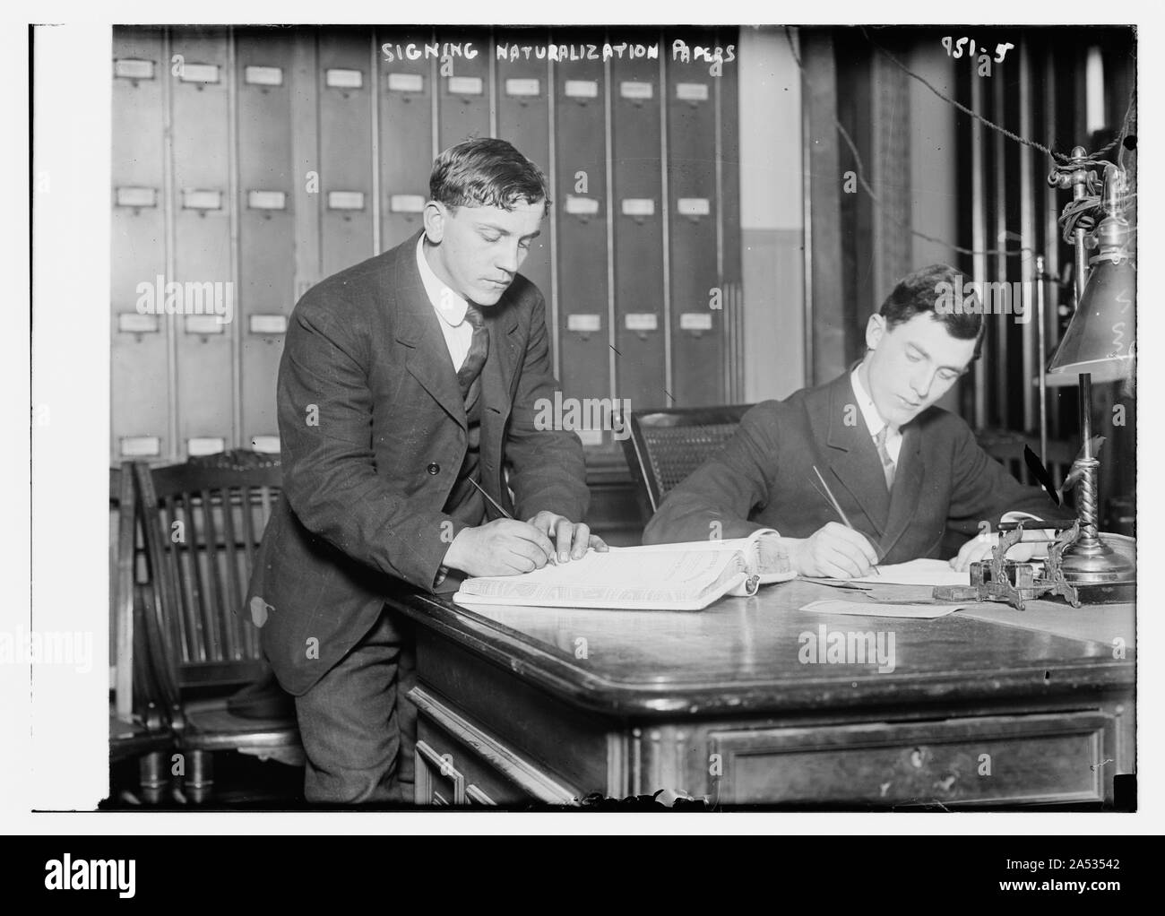 Zwei neue Bürger unterzeichnen naturalizaton Papiere in der Richtern, von der Bain Coll./Bain Collection Stockfoto