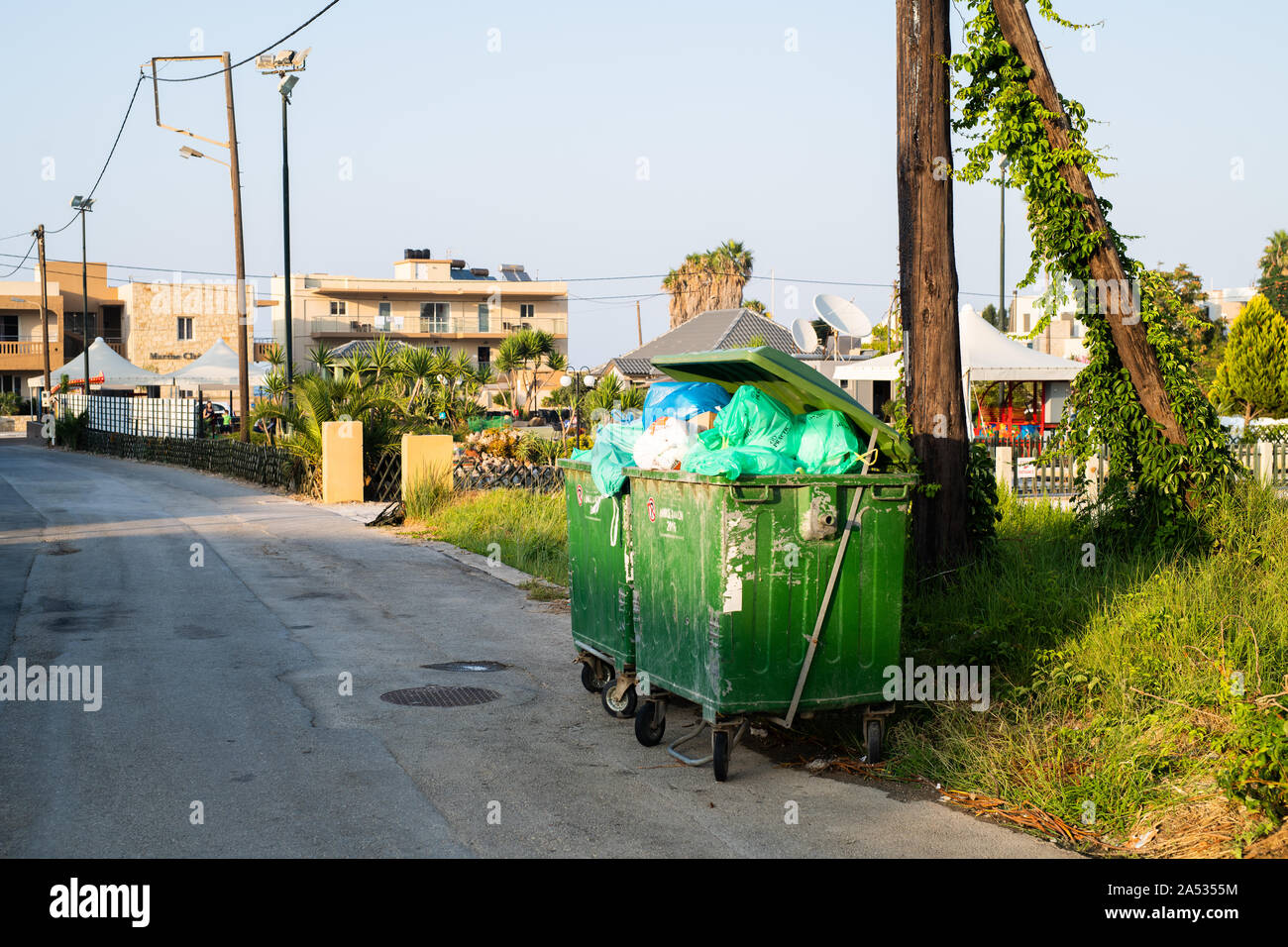 Mülleimer auf griechischen Straße Stockfoto
