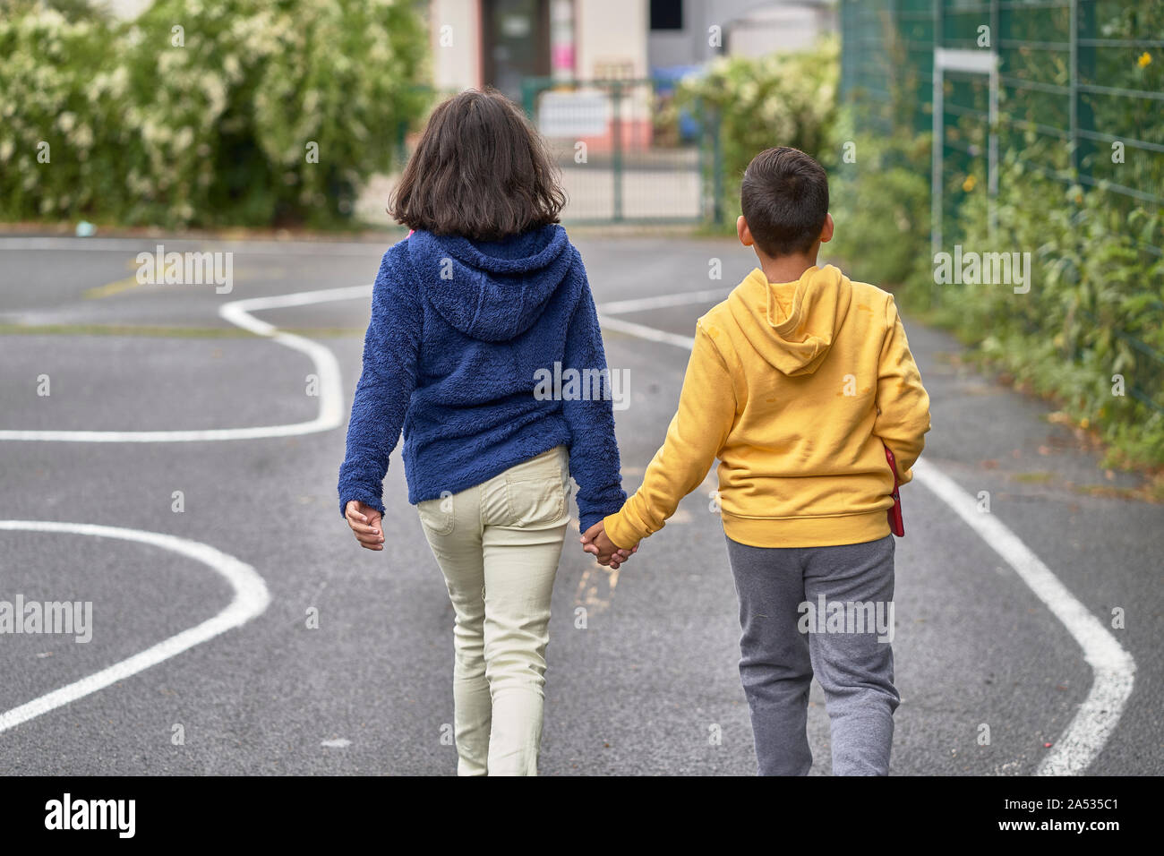 Miteinander verbundene hände kinder -Fotos und -Bildmaterial in hoher ...