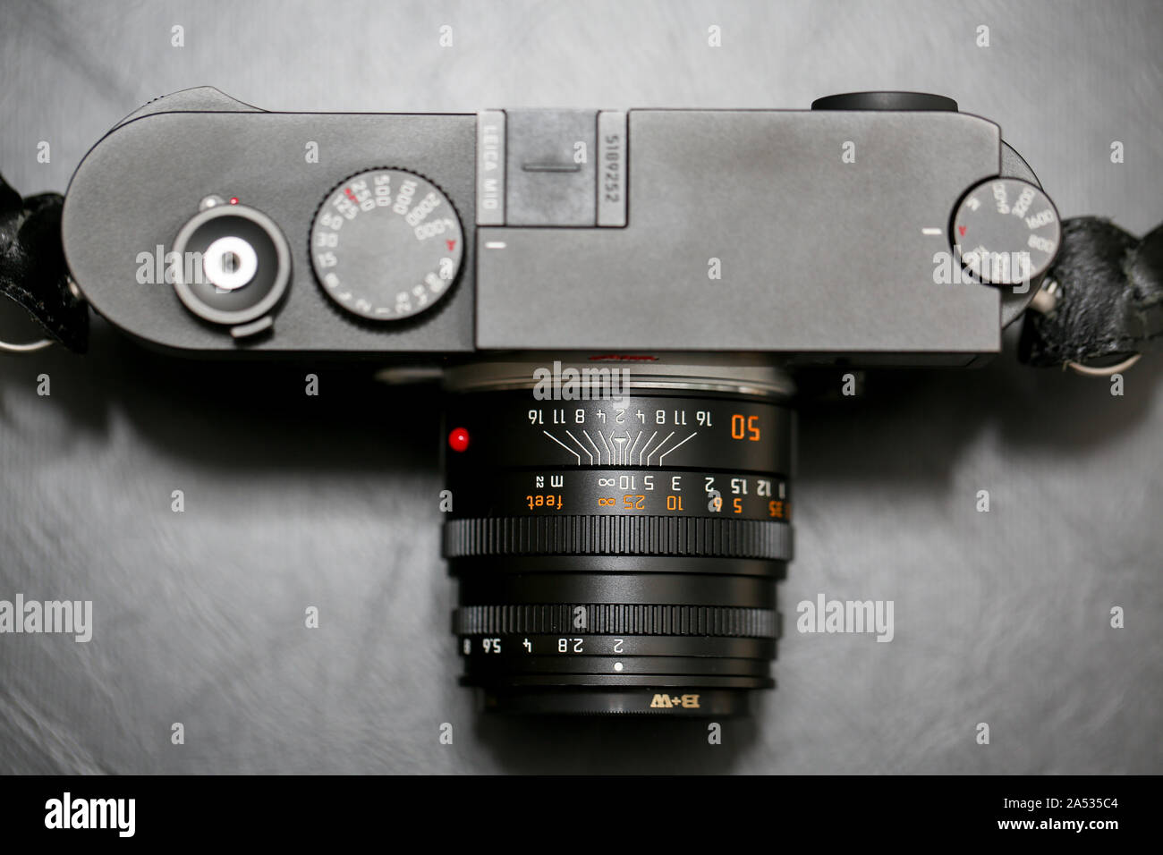 Princeton, New Jersey, 17. Oktober 2019: Leica M 10 silber auf schwarzem Hintergrund. - Bild Stockfoto