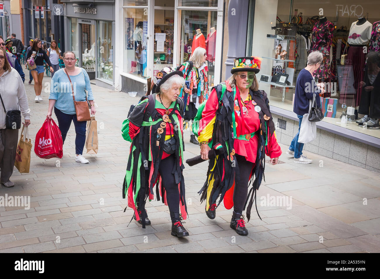 Zwei weibliche Morris Dancers Position für ein Team Anzeige in Lincoln City England Großbritannien Stockfoto