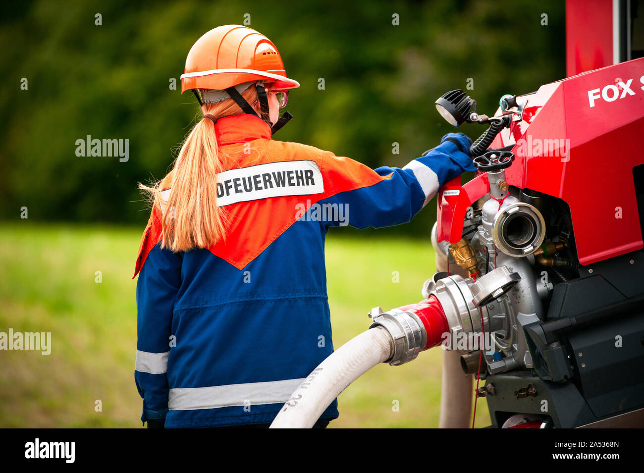 Deutschland, Niederstetten, Baden Württemberg. September 2019 junge feuerwehrleute in der Ausbildung Stockfoto