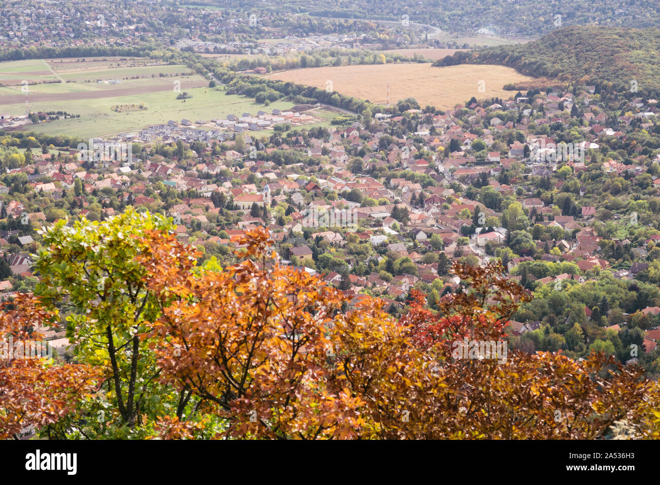 Pilisborosjeno, Ungarn - 11.Oktober 2019: Blick auf Pilisborosjeno im Herbst, ein kleines malerisches Dorf in den Pilis-bergen ist eine bergige Region i Stockfoto