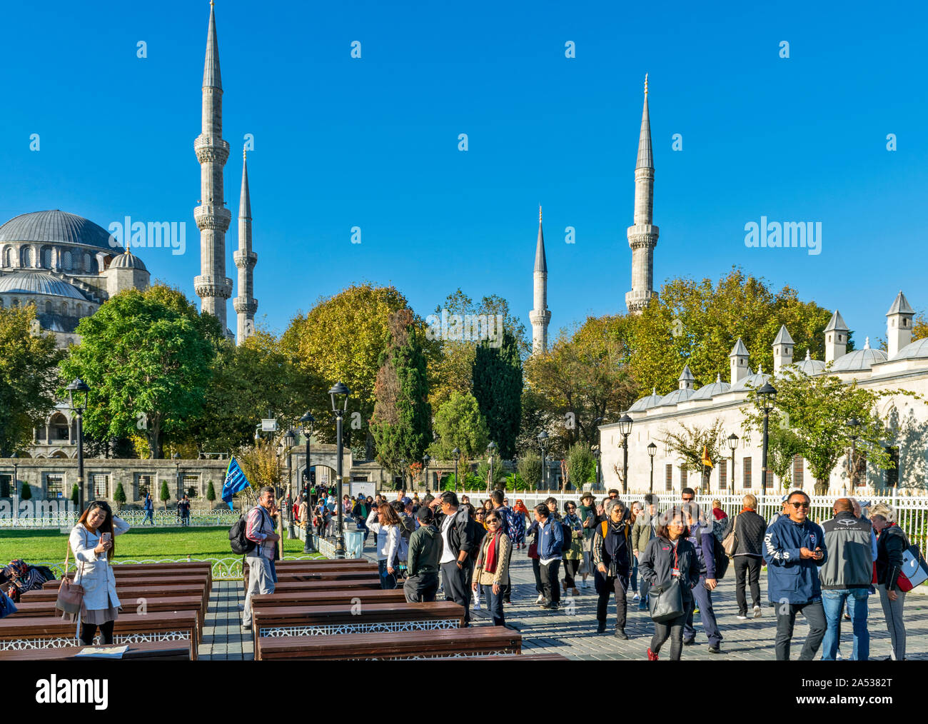 ISTANBUL TÜRKEI AM FRÜHEN MORGEN UND touristische Gruppen außerhalb der Blauen Moschee Stockfoto