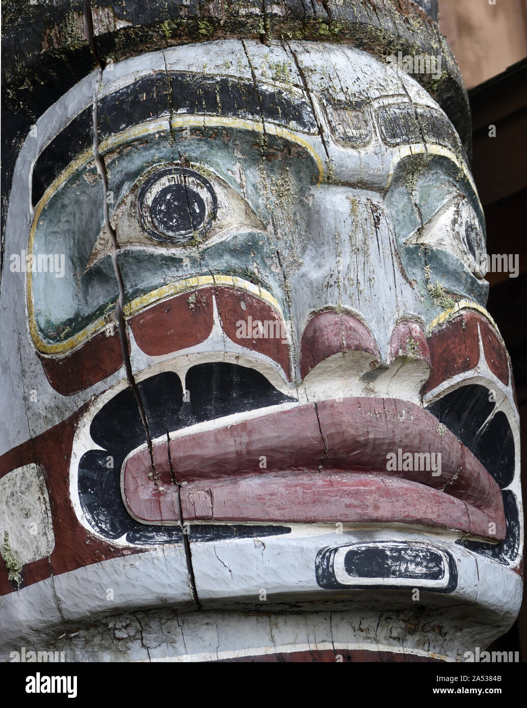 Detail eines Totempfählens am Cape Mudge Village. Cape Mudge , Quadra Island, Vancouver Island, British Columbia, Kanada. Stockfoto