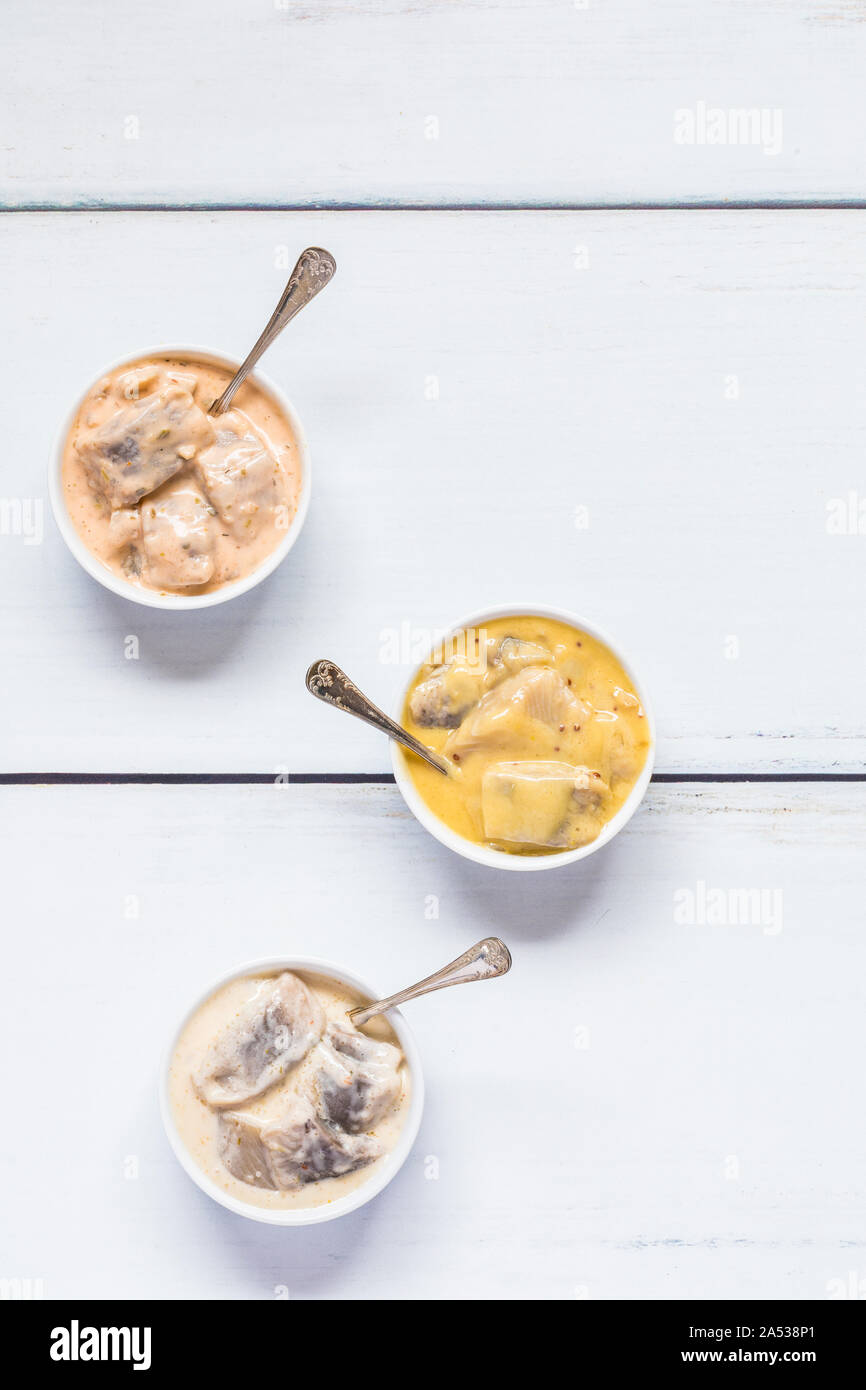 Eine Variation von eingelegtem Hering Fischgericht, schwedischen und norwegischen traditionelles Essen für Ostern, Sommersonnenwende und Weihnachten. Flach Perspektive gesehen Stockfoto