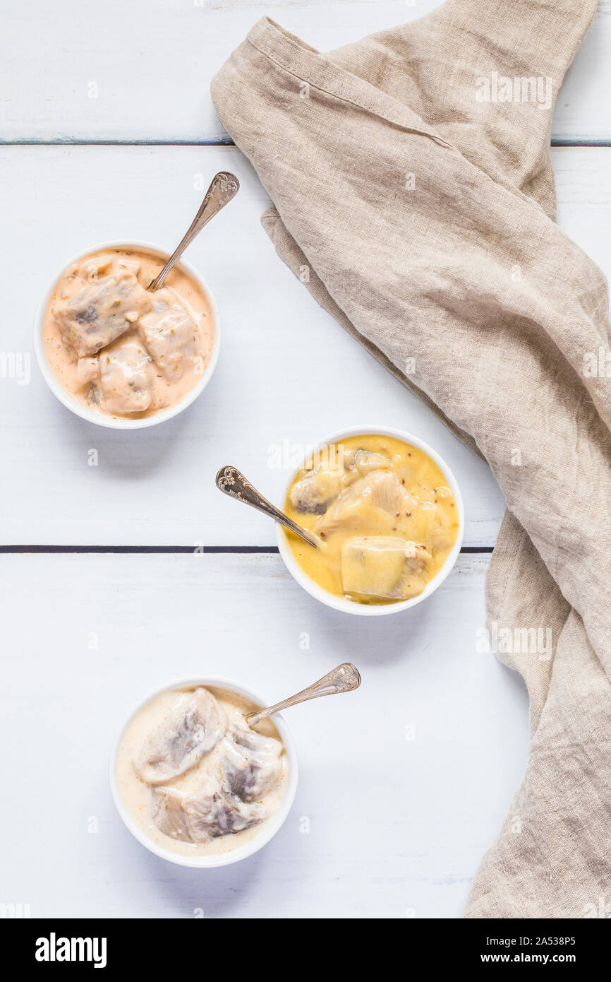 Eine Variation von eingelegtem Hering Fischgericht, schwedischen und norwegischen traditionelles Essen für Ostern, Sommersonnenwende und Weihnachten. Flach Perspektive gesehen Stockfoto