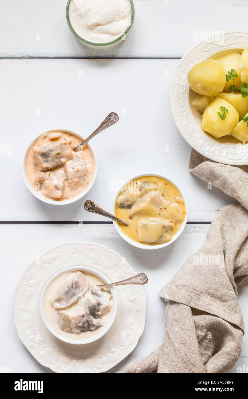 Eine Variation von eingelegtem Hering Fischgericht, schwedischen und norwegischen traditionelles Essen für Ostern, Sommersonnenwende und Weihnachten. Flach Perspektive gesehen Stockfoto
