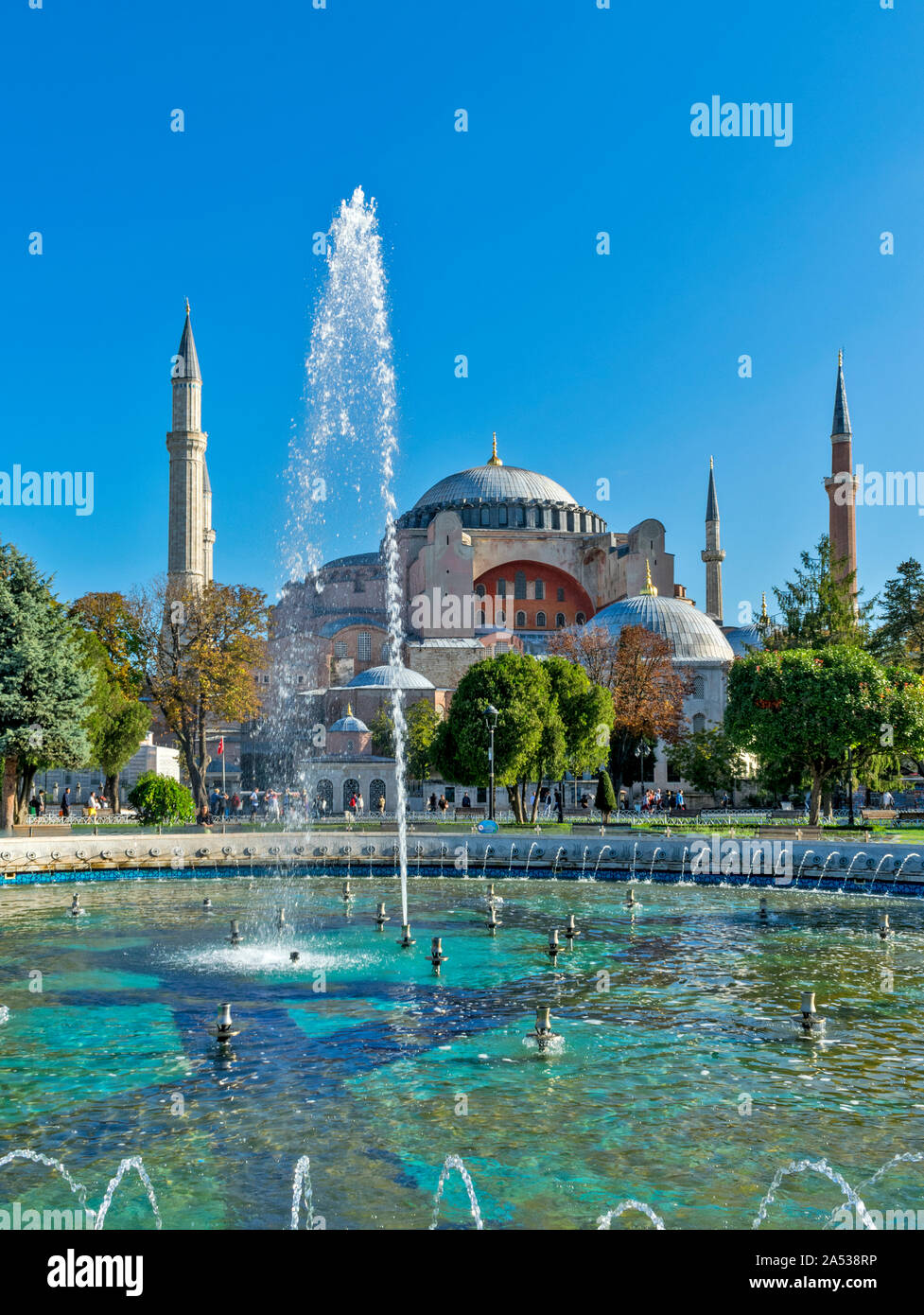 ISTANBUL TÜRKEI DIE HAGIA SOPHIA DAS GEBÄUDE und die MINARETTE AM FRÜHEN MORGEN IM SPÄTSOMMER MIT EINEM SPRINGBRUNNEN Stockfoto