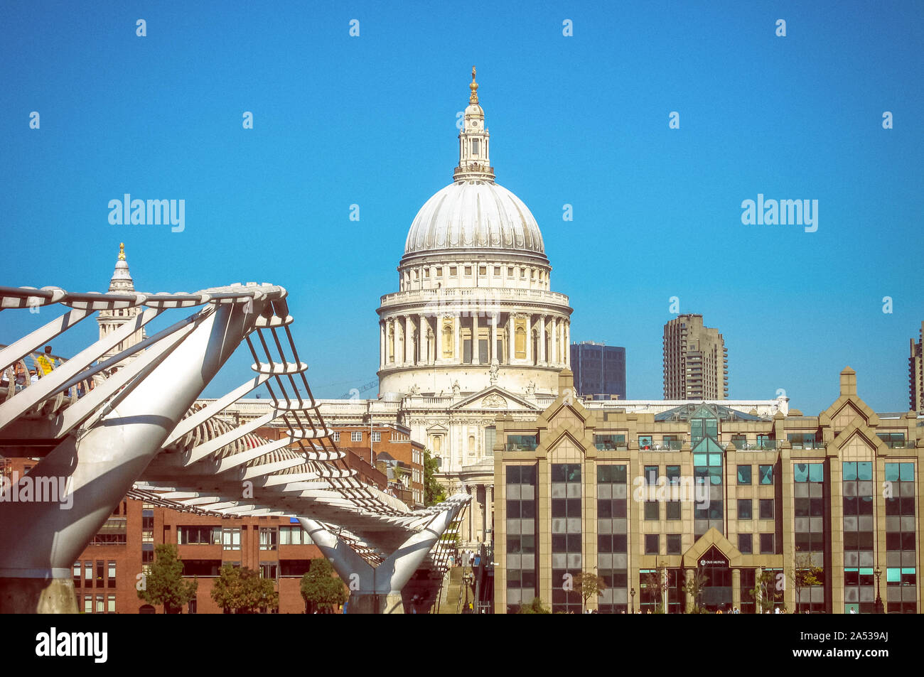 St. Paul's Cathedral und die Millennium Bridge. London, England, UK. Stockfoto