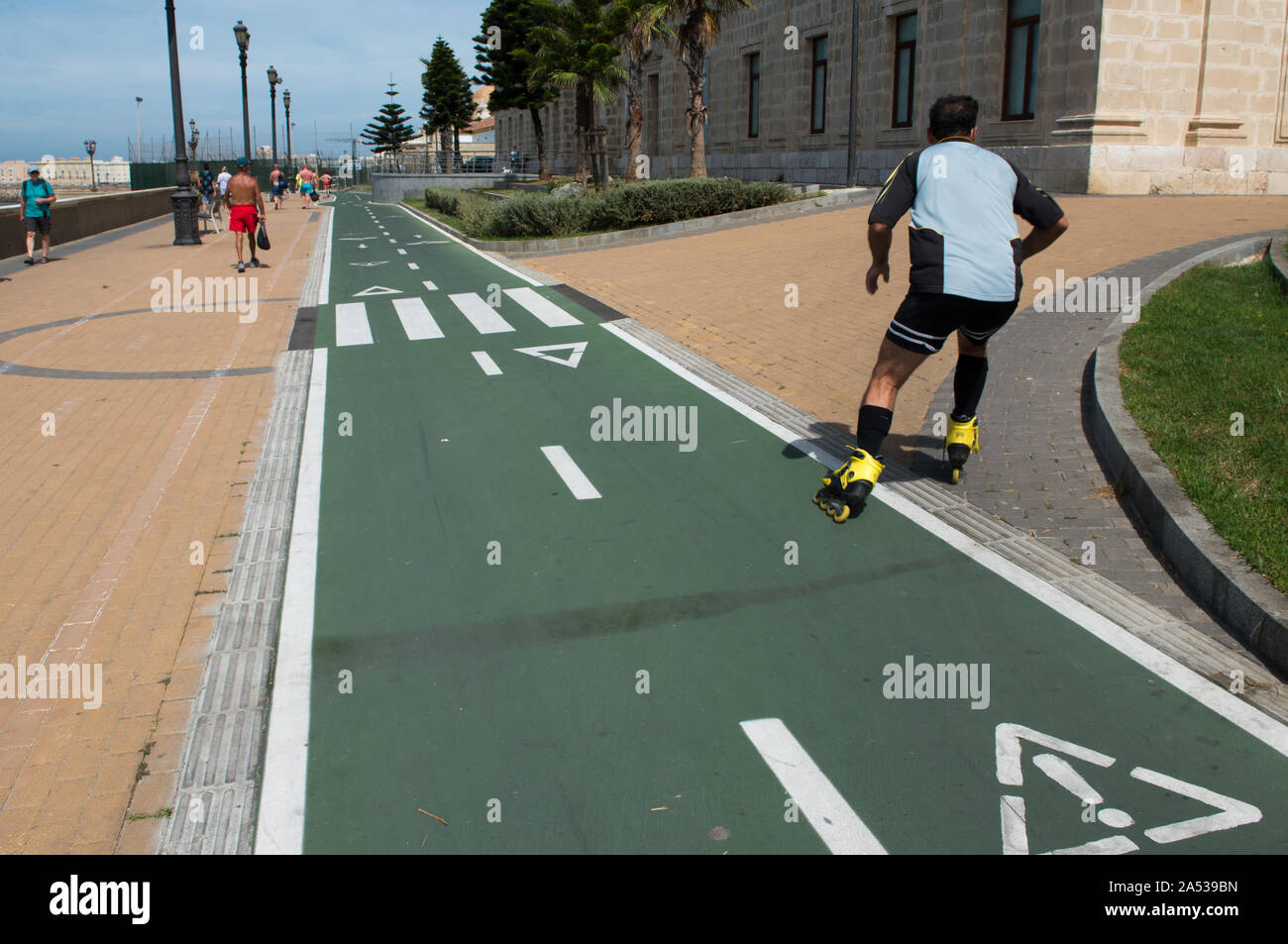 Cadiz-Spain, 2019-08-07, Roller Skater über die beiden weg Radweg entlang dem Meer in Cadiz Spanien Stockfoto Cadiz-Spain, 2019-08-07, Roller Skater über die beiden weg Radweg entlang dem Meer in Cadiz Spanien Stockfoto