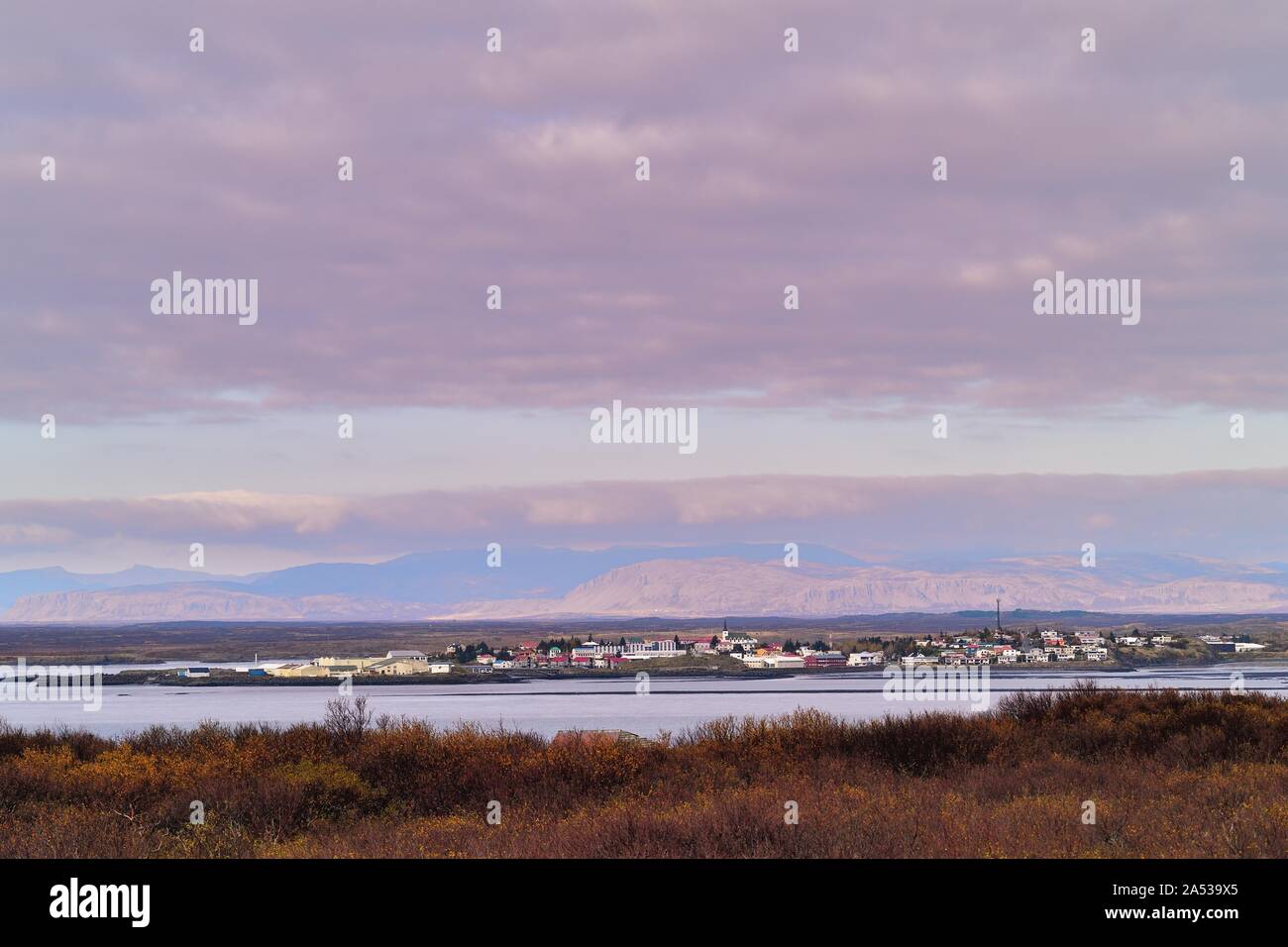 Borgarnes, Island. Eine Fernsicht von Borgarnes im Westen von Island aus über dem borgarfjordur. Stockfoto