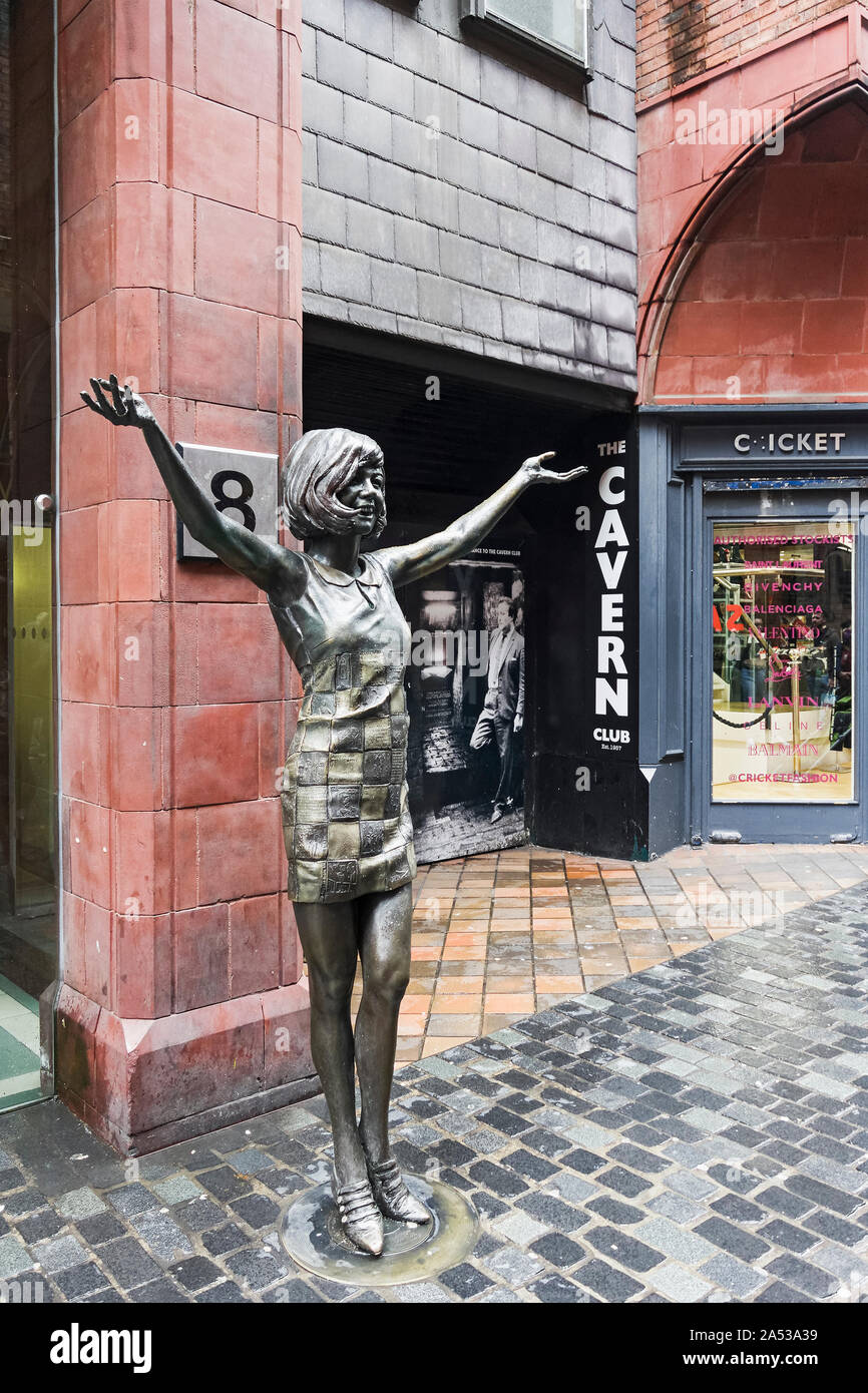 Cilla Black, Priscilla White, Statue außerhalb der neuen Cavern Club in Liverpool, Großbritannien Stockfoto